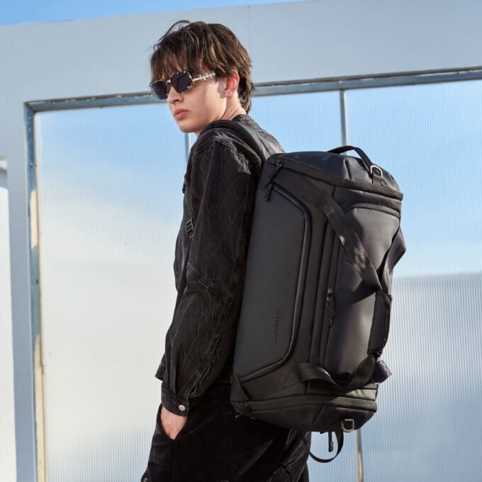 AH00947-black-model